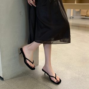 2026 New Women's Flip Flops Toe Separator Slippers Brown Suede Fashion Simple Summer Outdoor Vacation Style Sandals